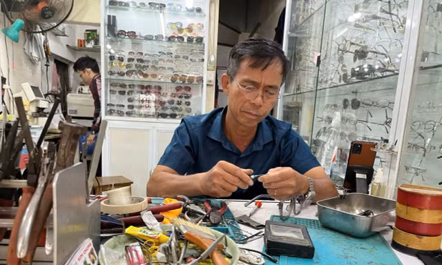 Ông Đặng Tùng Ngọc, người cả đời dành tình yêu cho nghề sửa kính