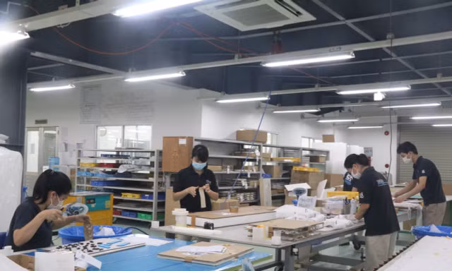 Công nhân sản xuất tại Bình Dương Ảnh: HƯƠNG CHI