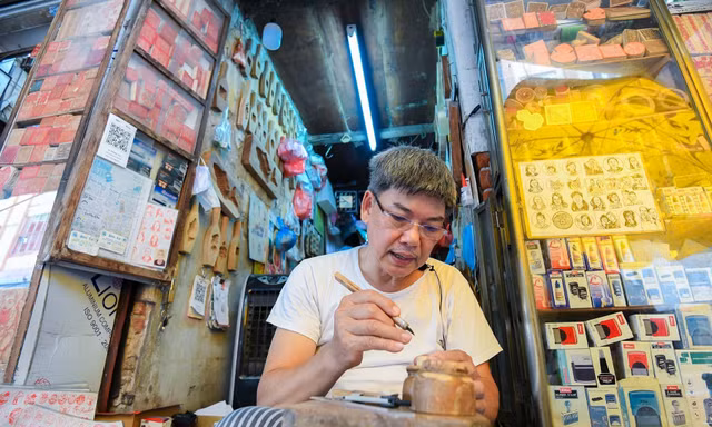 Ông Toàn làm nghề khắc dấu gỗ đã hơn nửa thế kỷ, đây là nghề gia truyền của gia đình ông