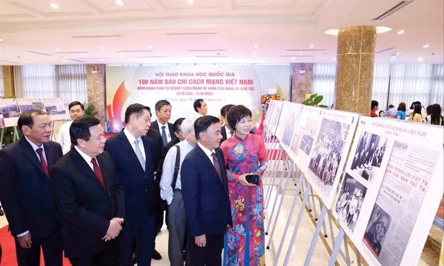 Thường trực Ban Bí thư Trần Cẩm Tú và các đại biểu tham quan triển lãm chuyên đề “Thành tựu 100 năm báo chí cách mạng Việt Nam” Ảnh: PV