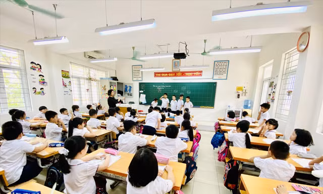 Sĩ số lớp học đông, ảnh hưởng rất lớn đến chất lượng dạy học