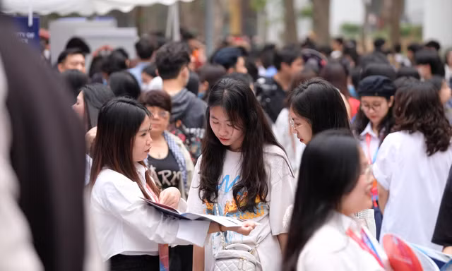 Thí sinh tham gia Ngày hội tư vấn tuyển sinh để nắm bắt thông tin về ngành nghề đào tạo Ảnh: Mạnh Thắng 