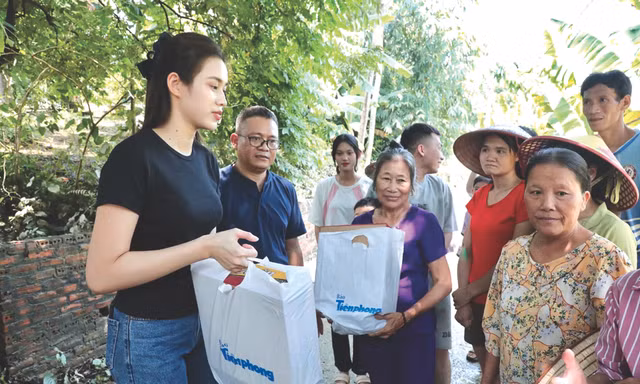 Hoa hậu Đỗ Thị Hà tặng quà cho các hộ dân khó khăn ở vùng lũ Sơn Dương, Tuyên Quang Ảnh: Nguyễn Hải