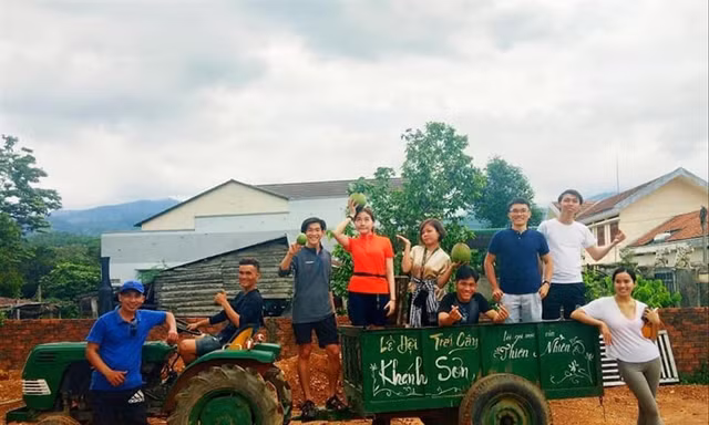 Du khách cùng các thành viên CLB “Hướng dẫn viên du lịch miễn phí” chụp hình lưu niệm tại thác Tà Gụ 