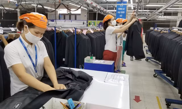 Công nhân và doanh nghiệp gặp khó khăn đang rất cần được hỗ trợ Ảnh minh họa: Phạm Thanh