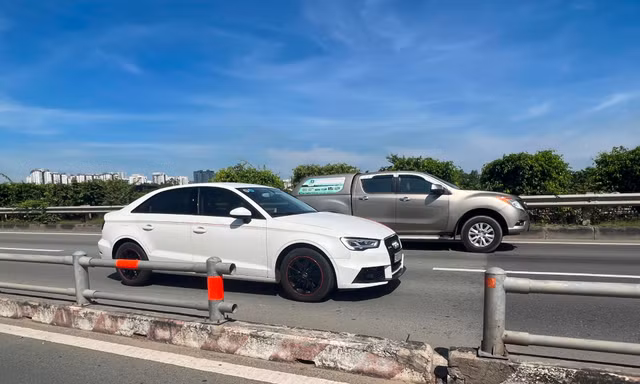 Đoạn dải phân cách đường dẫn cao tốc TP HCM - Long Thành - Dầu Giây bị mất trộm (ảnh lớn); Nhiều vị trí chỉ còn trơ trọi ốc sắt do trụ, ống thép trên đường dẫn vào cao tốc TPHCM - Long Thành - Dầu Giây bị mất trộm (ảnh nhỏ)Ảnh: Trần Long
