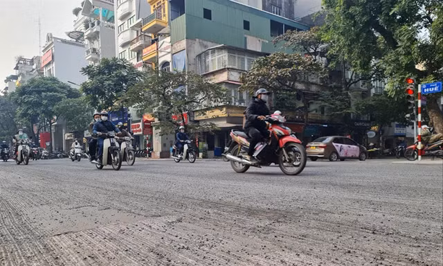 Nhiều tuyến phố Hà Nội bị cày xới để thảm lại dịp cuối năm