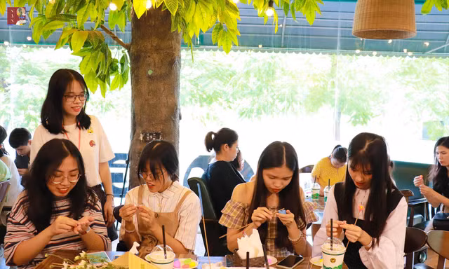 Nhiều bạn trẻ hào hứng tham gia nặn tò he