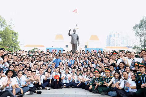 Anh Bùi Quang Huy - Bí thư thứ nhất T.Ư Đoàn và anh Nguyễn Minh Triết - Bí thư T.Ư Đoàn, Chủ tịch Hội SVVN cùng đại biểu Đại hội Thanh niên tiên tiến làm theo lời Bác toàn quốc năm 2025 Ảnh: Ngô Tùng