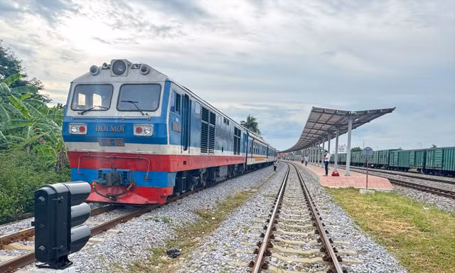 Đoàn tàu dừng ở ga Đông Hà