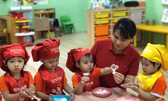 Cô Lý Thị Thu Huyền giáo viên Trường Mầm non Việt - Triều Hữu nghị chăm sóc trẻ mầm non