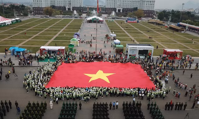 Lễ thượng đại kỳ tại sự kiện Tiền Phong Marathon ở Lai Châu 
