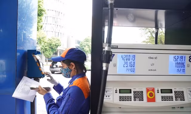 Giá xăng, dầu “quay lưng” với xu thế phục hồi kinh tế Ảnh: Hoàng Mạnh Thắng