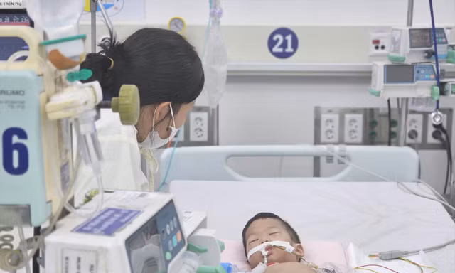 Trẻ nhiễm bệnh tay chân miệng phải hỗ trợ thở máy tại Bệnh viện Nhi Đồng 1 ảnh: Vân Sơn