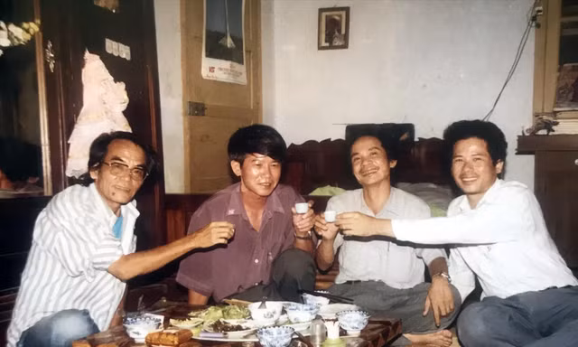 Nhà văn Hoàng Phủ Ngọc Tường - ngoài cùng bên trái cùng bạn bè văn nghệ ảnh: TL Thanh Tùng