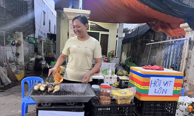 Chị Hoàng Thị Nga chuyển nghề bán ngô, trái cây sau khi mất việc để lo cho các con ăn học ảnh: U.P 