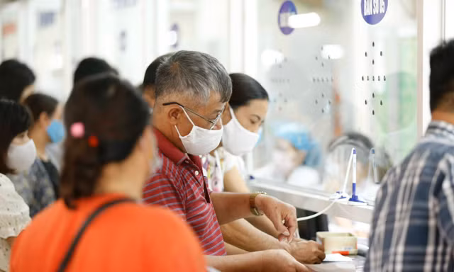 Bộ Y tế đề xuất bệnh nhân tự mua thuốc sẽ được BHYT thanh toán khi đáp ứng một số điều kiện Ảnh: Như Ý