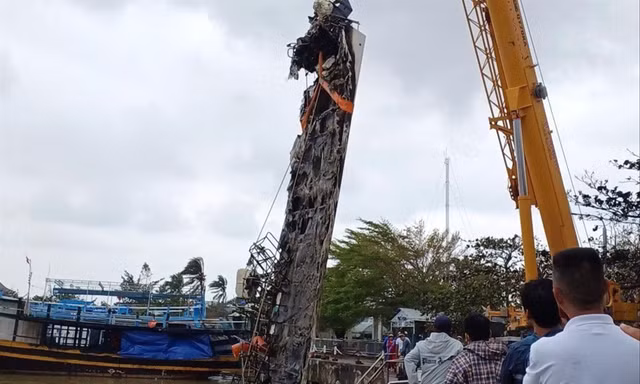 Trục vớt các tàu, ca nô bị cháy rụi do vụ hỏa hoạn