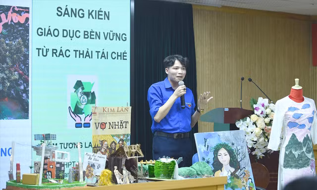 Thầy Nguyễn Hữu Quyết, giáo viên Trường THPT Huỳnh Thúc Kháng (Hà Nội), thuyết trình về “Bảo tàng mini” trong cuộc thi “Thanh niên sáng tạo vì khí hậu” năm 2021 Ảnh: Xuân Tùng