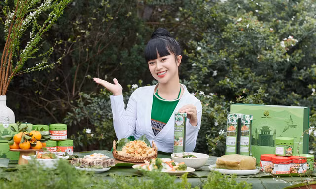 Chị Nguyễn Thị Thu Hoa, CEO Trường Foods bên sản phẩm cao cấp Con Cui làm từ thịt lợn mán
