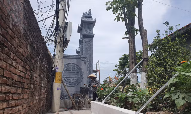 Xây dựng cảnh quan đình làng bịt lối đi lại của người dân
