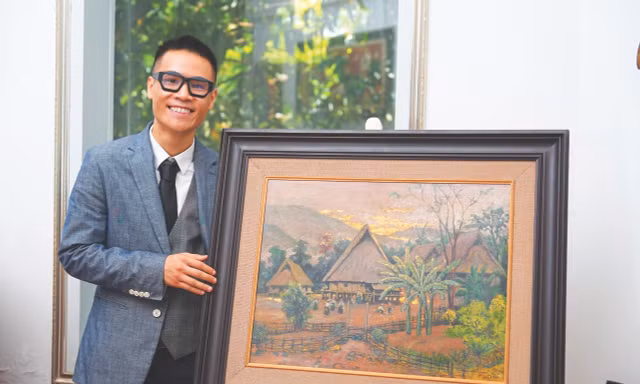 Họa sĩ Chu Quang bên tác phẩm của ông nội - nghệ nhân nhân dân Chu Mạnh Chấn