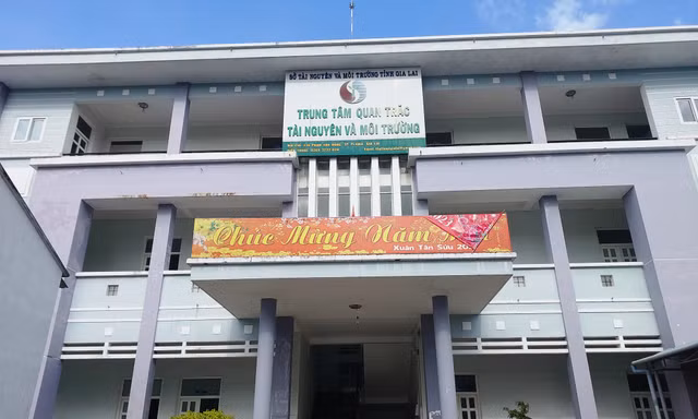 Trụ sở Trung tâm Quan trắc Tài nguyên và Môi trường Gia Lai (ảnh lớn); Trang thiết bị phủ bạt ngoài trời (ảnh nhỏ) 