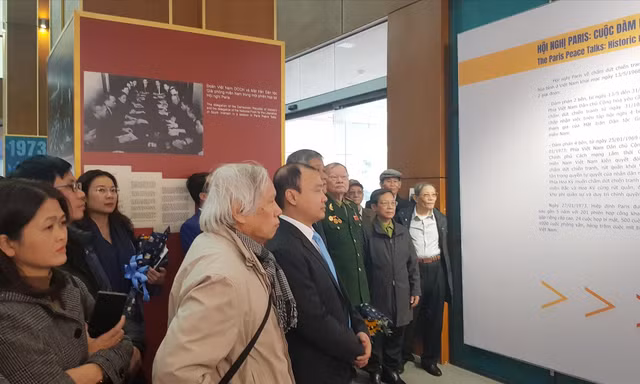Các đại biểu xem và nghe thuyết minh tại Triển lãm “Hội nghị Paris - Cuộc đàm phán lịch sử” Ảnh: KIẾN NGHĨA
