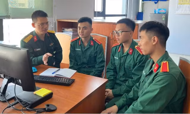 TS Phùng Văn Minh (ngoài cùng bên trái) trao đổi với học viên Học viện KTQS tham gia nghiên cứu khoa học 