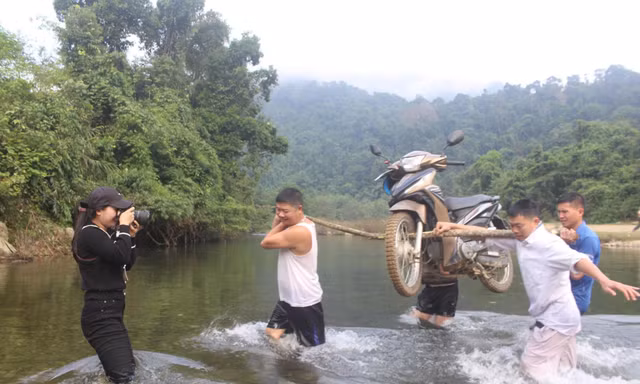 Tác giả tác nghiệp ở huyện miền núi Nghệ An 