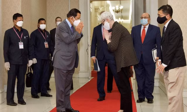 Thủ tướng Campuchia Hun Sen chào đón Thứ trưởng Ngoại giao Mỹ Wendy Sherman. Ảnh: APF Magazine 