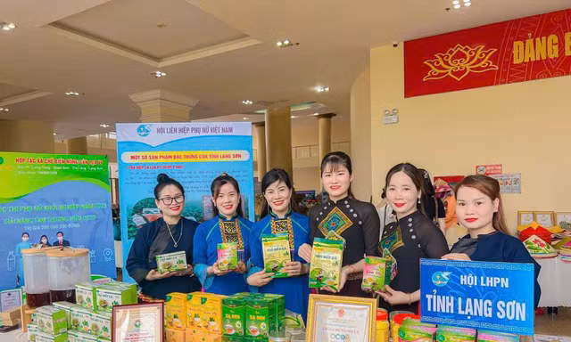 Chị Vy Thị Lụa (giữa) và những người khởi nghiệp xứ Lạng Ảnh: Duy Chiến 