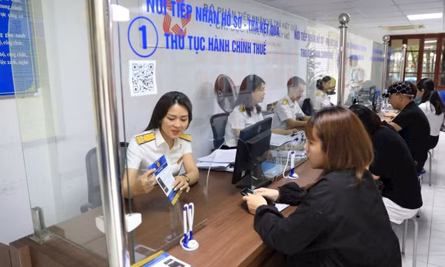 Cán bộ thuế tại Hà Nội hướng dẫn người dân kê khai thuế Ảnh: UBND TP Hà Nội