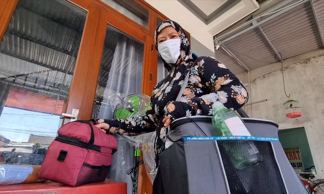 Nữ điều dưỡng nhận thùng sữa trước nhà người cho Ảnh: Thanh Trần