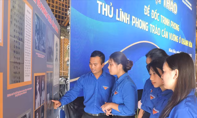 Thanh niên Khánh Hoà tìm hiểu về sự nghiệp, con người Bình Tây Đại tướng Trịnh Phong. Ảnh: THỤC HIỀN 