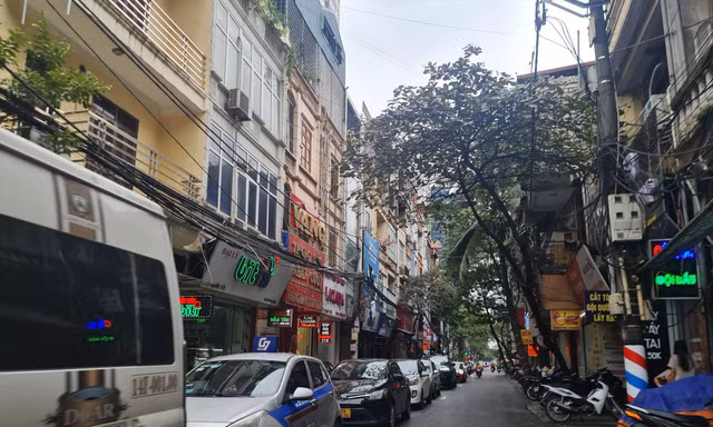 Phố Nguyễn Tuân ùn tắc cả vào buổi trưa