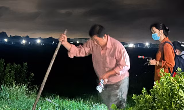 “Chuyện bị hiểu lầm, bị đuổi đánh cũng thường xảy ra nhưng nếu mình xin chuyển sang công việc ban ngày thì đêm ai sẽ làm!” Một công nhân thuộc Tổ dò bể bộc bạch