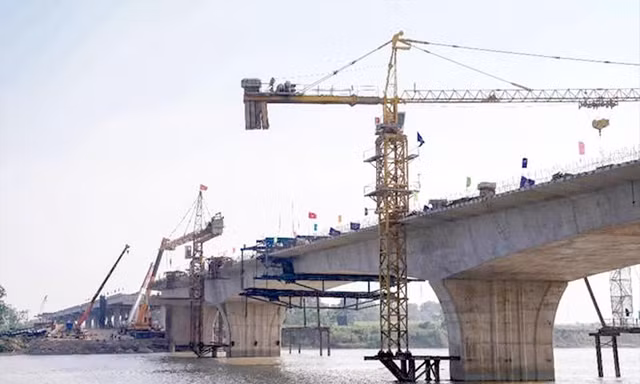 Thi công cầu Núi Đọ trên cao tốc Mai Sơn - Quốc lộ 45 dự kiến đưa vào khai thác cuối năm nay Ảnh: H. Việt 