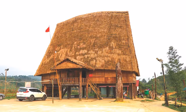Nhà rông làng Vi Rơ Ngheo 