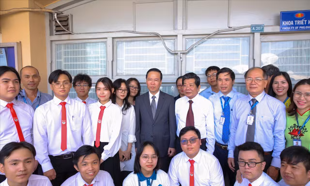 Chủ tịch nước Võ Văn Thưởng chụp ảnh lưu niệm cùng thầy cô và sinh viên nhà trường Ảnh: ĐH KHXH&NV TPHCM