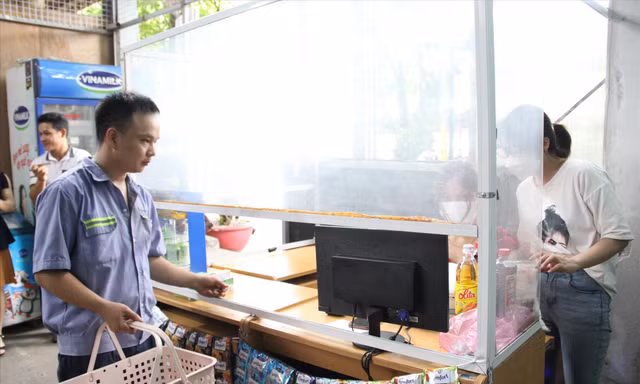 Siêu thị mini nằm trong khuôn viên Cty Tân Long giúp công nhân, người lao động vượt qua bão giá 