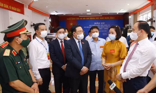 Chủ tịch Quốc hội Vương Đình Huệ kiểm tra công tác bầu cử tại Đông Anh, Hà Nội