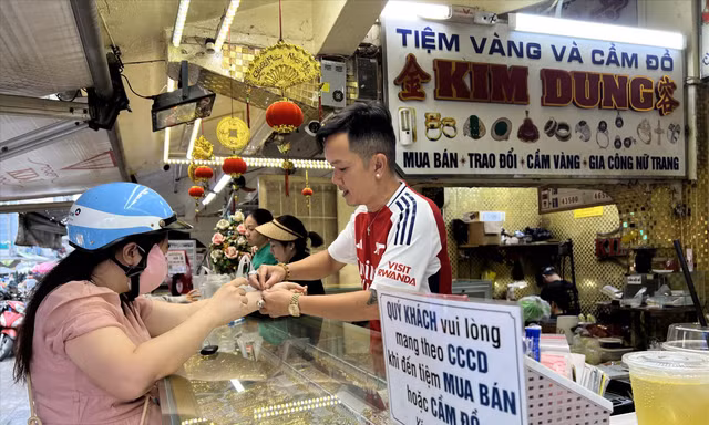 Tiệm vàng yêu cầu khách hàng đem theo căn cước công dân để xuất hóa đơnảnh: U.P 