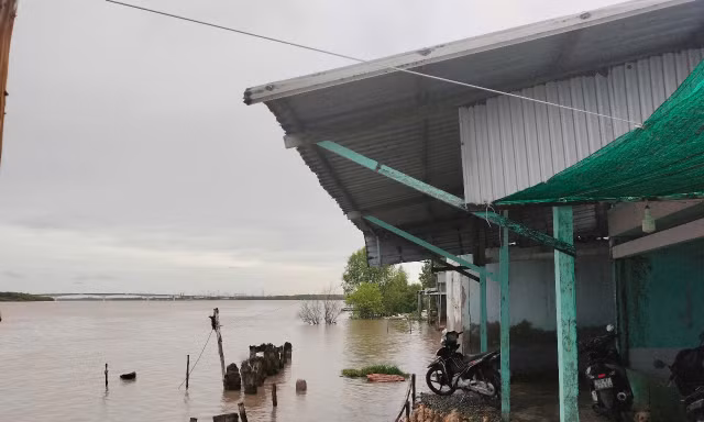 Mùa 'chạy lở' nơi con sông duy nhất Việt Nam chảy từ biển Đông sang Tây