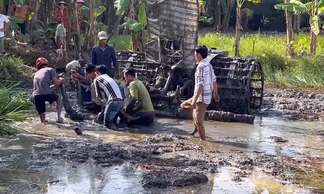 Máy cày lật úp đè người đàn ông tử vong