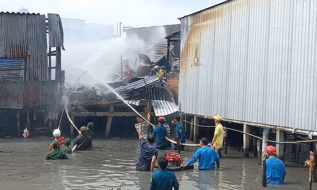 Cháy 5 căn nhà ở Cà Mau