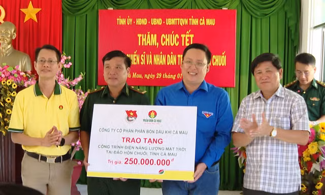 Tuổi trẻ Cà Mau mang điện mặt trời tới đảo Hòn Chuối