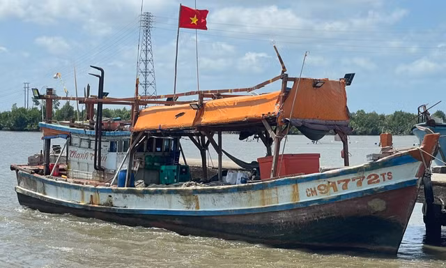 Tàu cá Cà Mau che giấu 10 thiết bị giám sát hành trình