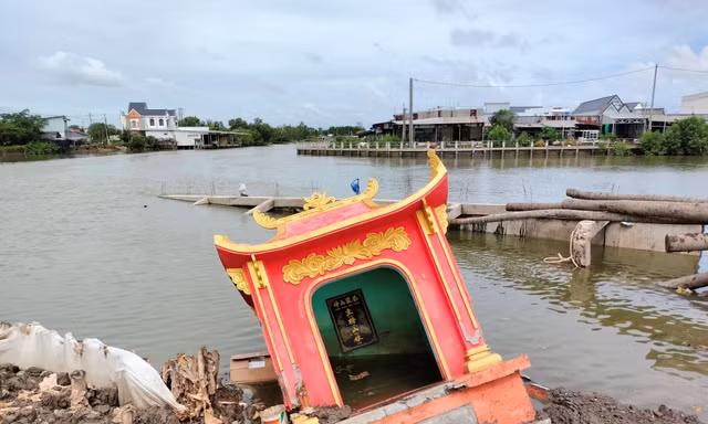 Khu di tích miếu bà Thuỷ Long vừa xây xong đã bị sạt lở