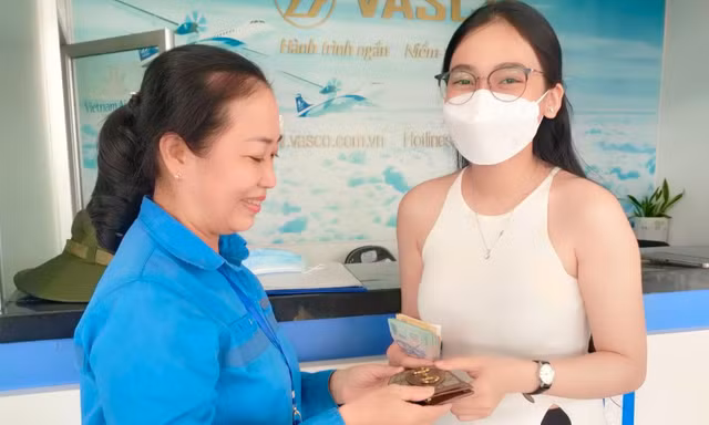 Nhân viên sân bay trả 15 triệu đồng cho hành khách để quên